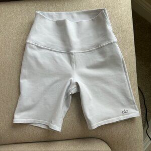ALO Yoga White High Waist Biker Shorts – XS